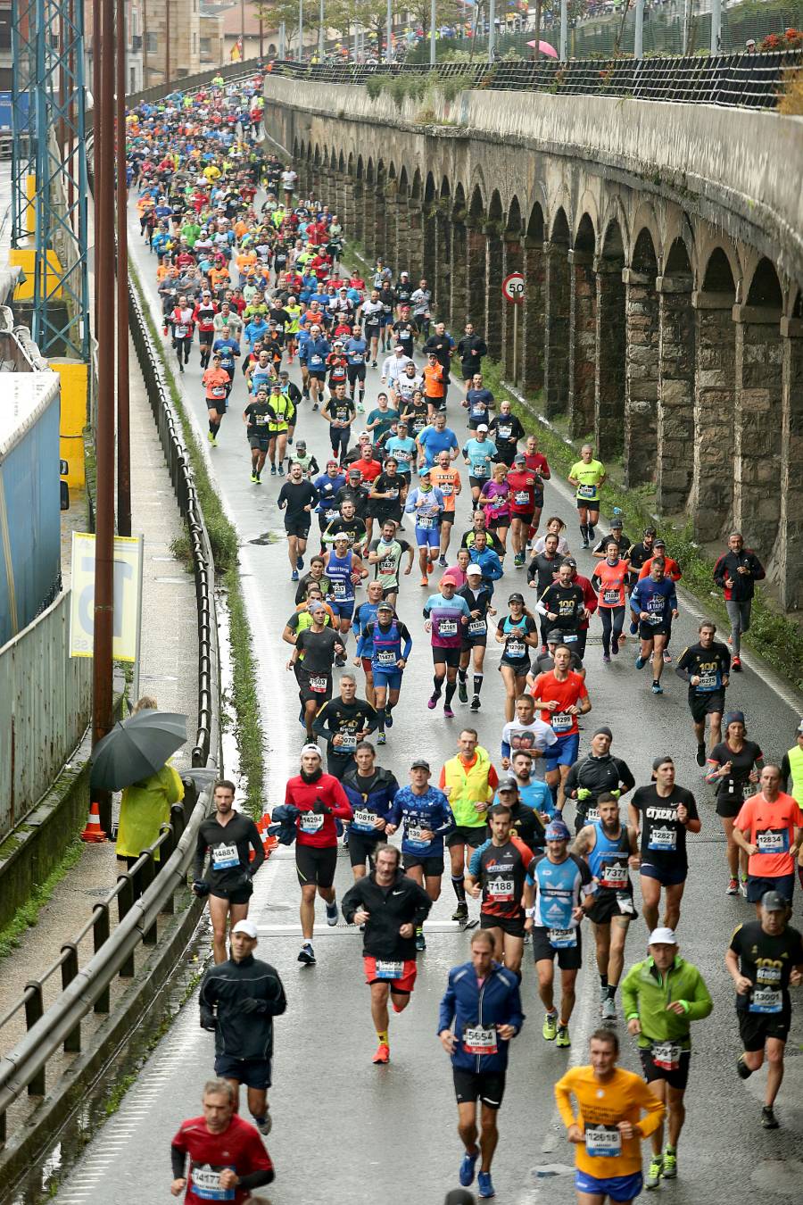 Fotos: Los corredores, a su paso por Pasaia y Herrera en la Behobia - San Sebastián