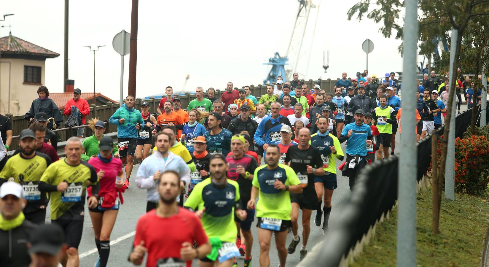 Fotos: Los corredores, a su paso por Pasaia y Herrera en la Behobia - San Sebastián