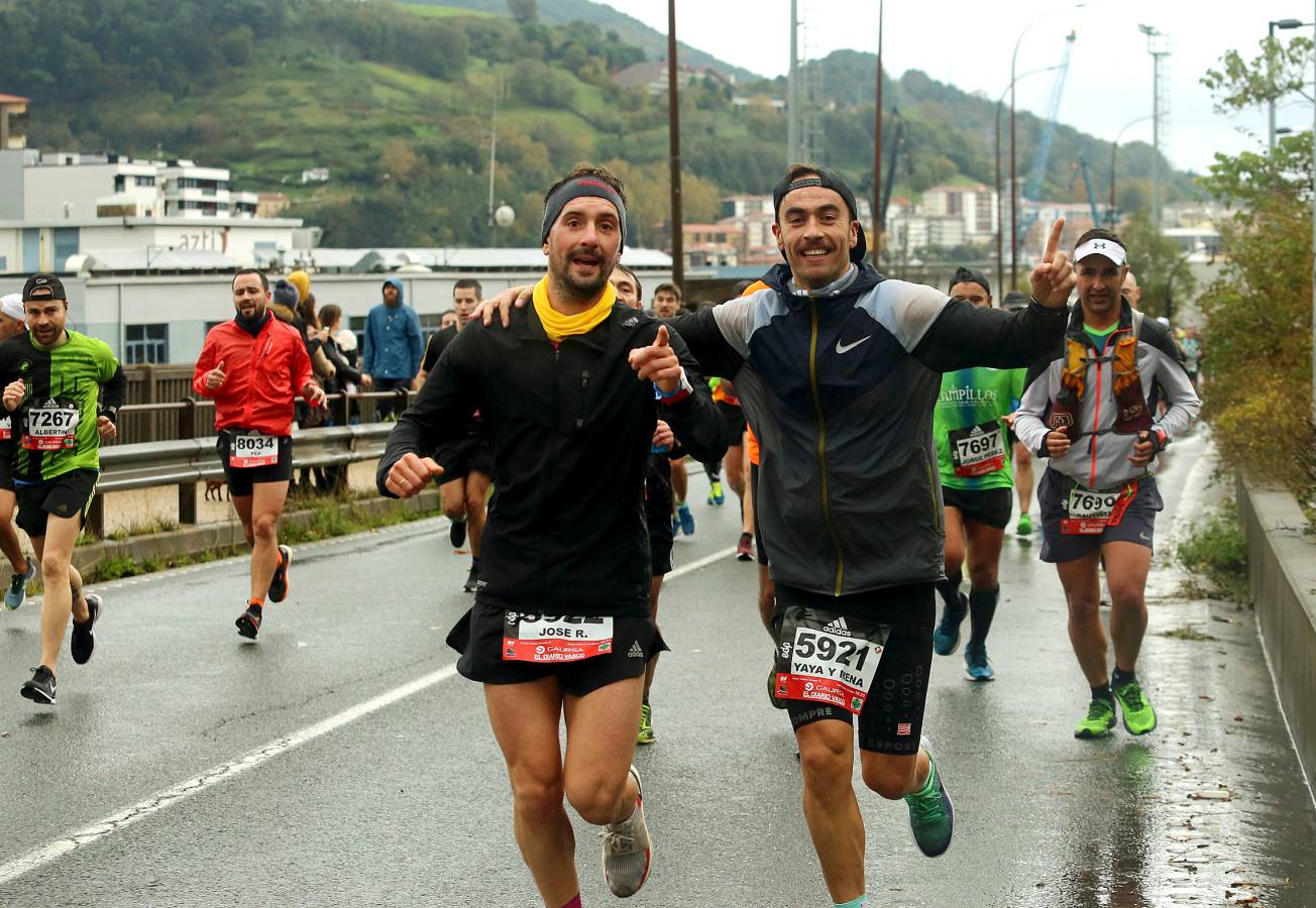 Fotos: Los corredores, a su paso por Pasaia y Herrera en la Behobia - San Sebastián