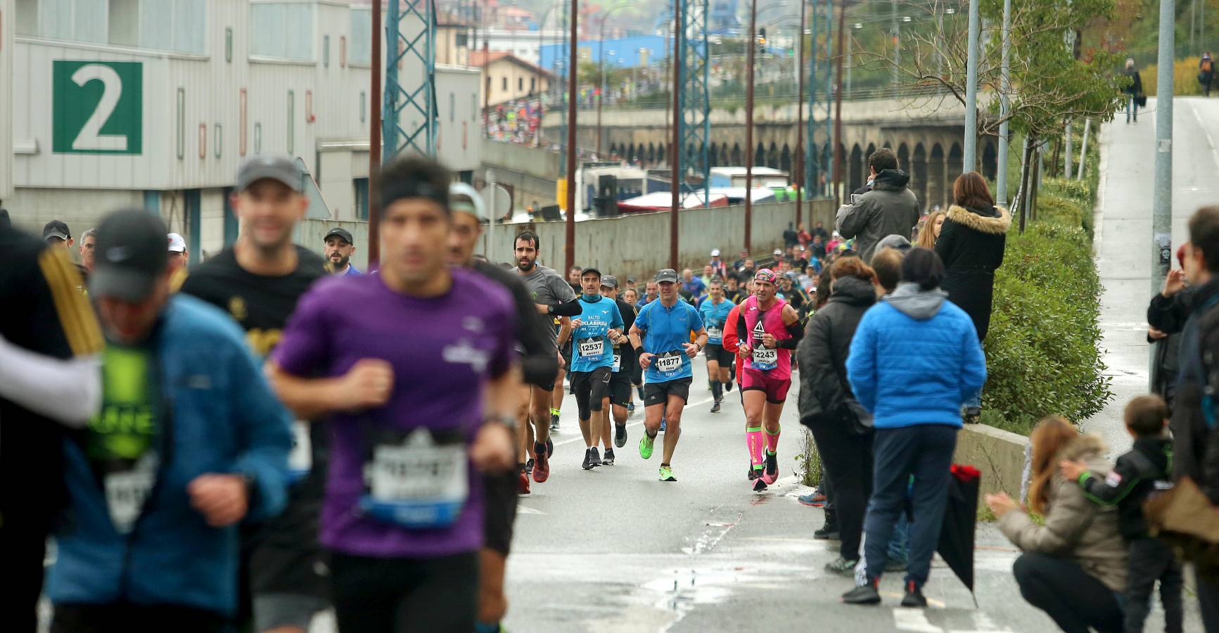 Fotos: Los corredores, a su paso por Pasaia y Herrera en la Behobia - San Sebastián