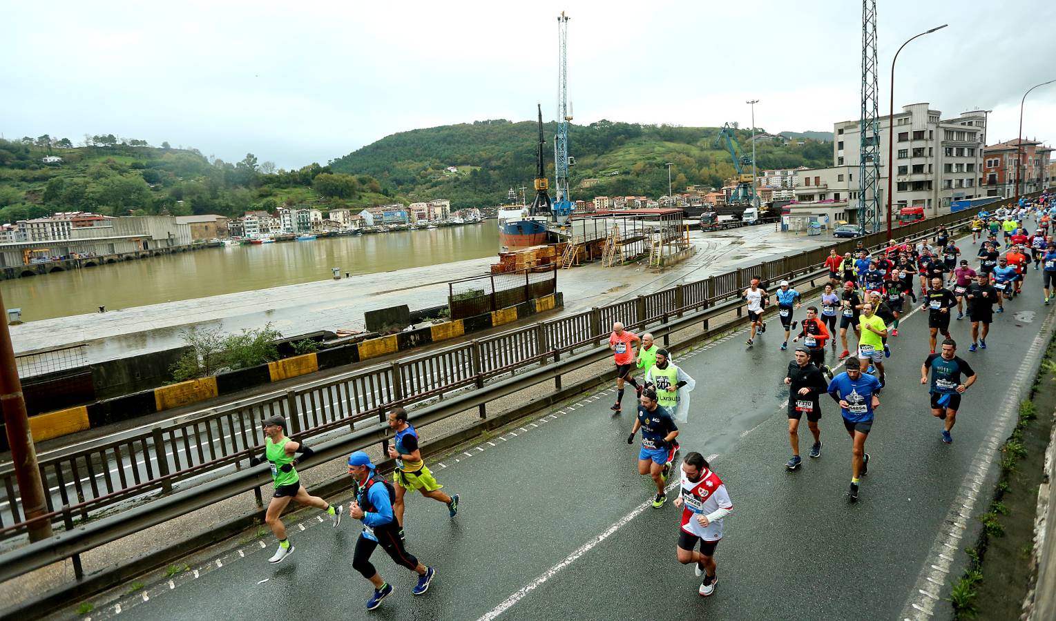 Fotos: Los corredores, a su paso por Pasaia y Herrera en la Behobia - San Sebastián