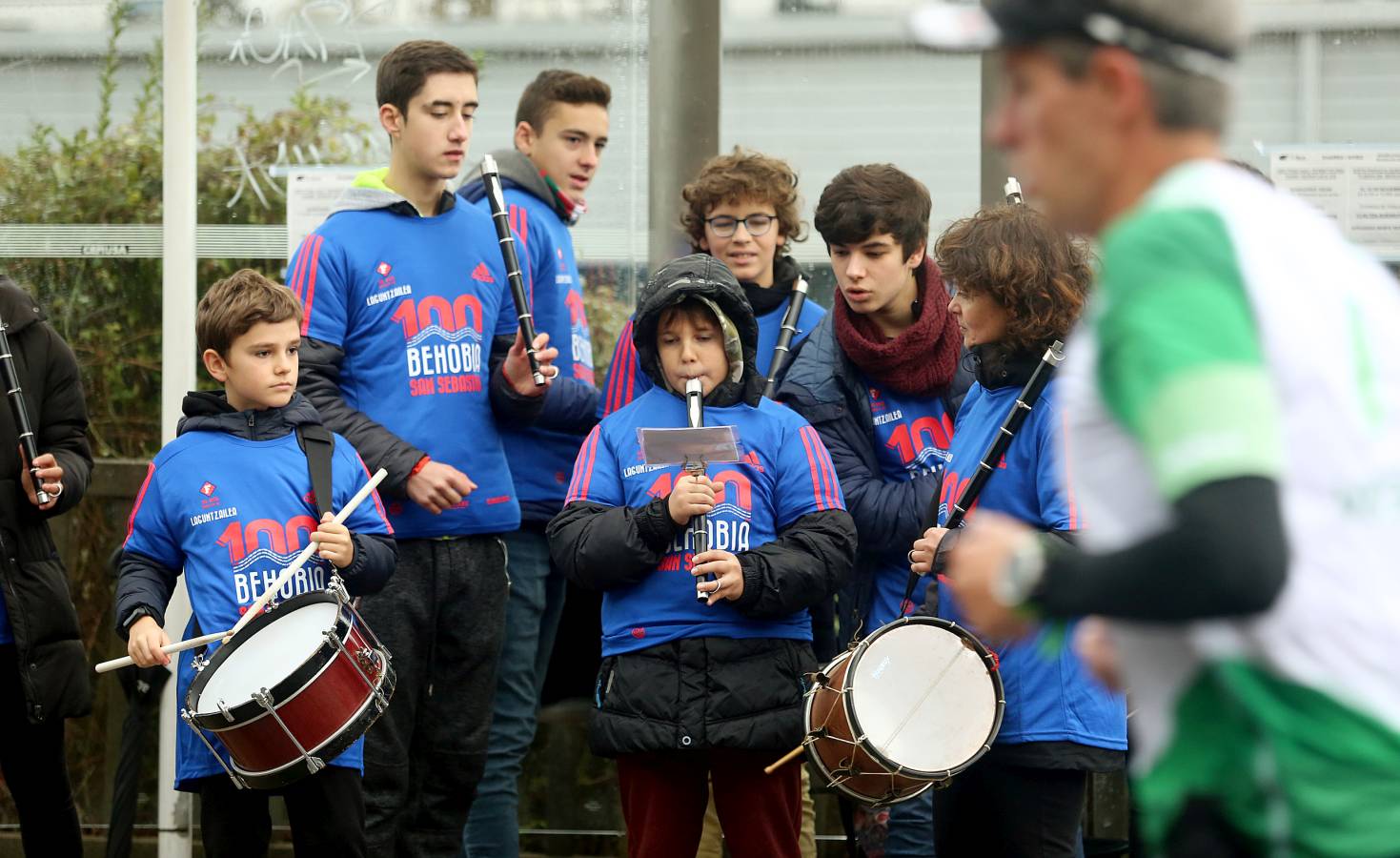 Fotos: Los corredores, a su paso por Pasaia y Herrera en la Behobia - San Sebastián