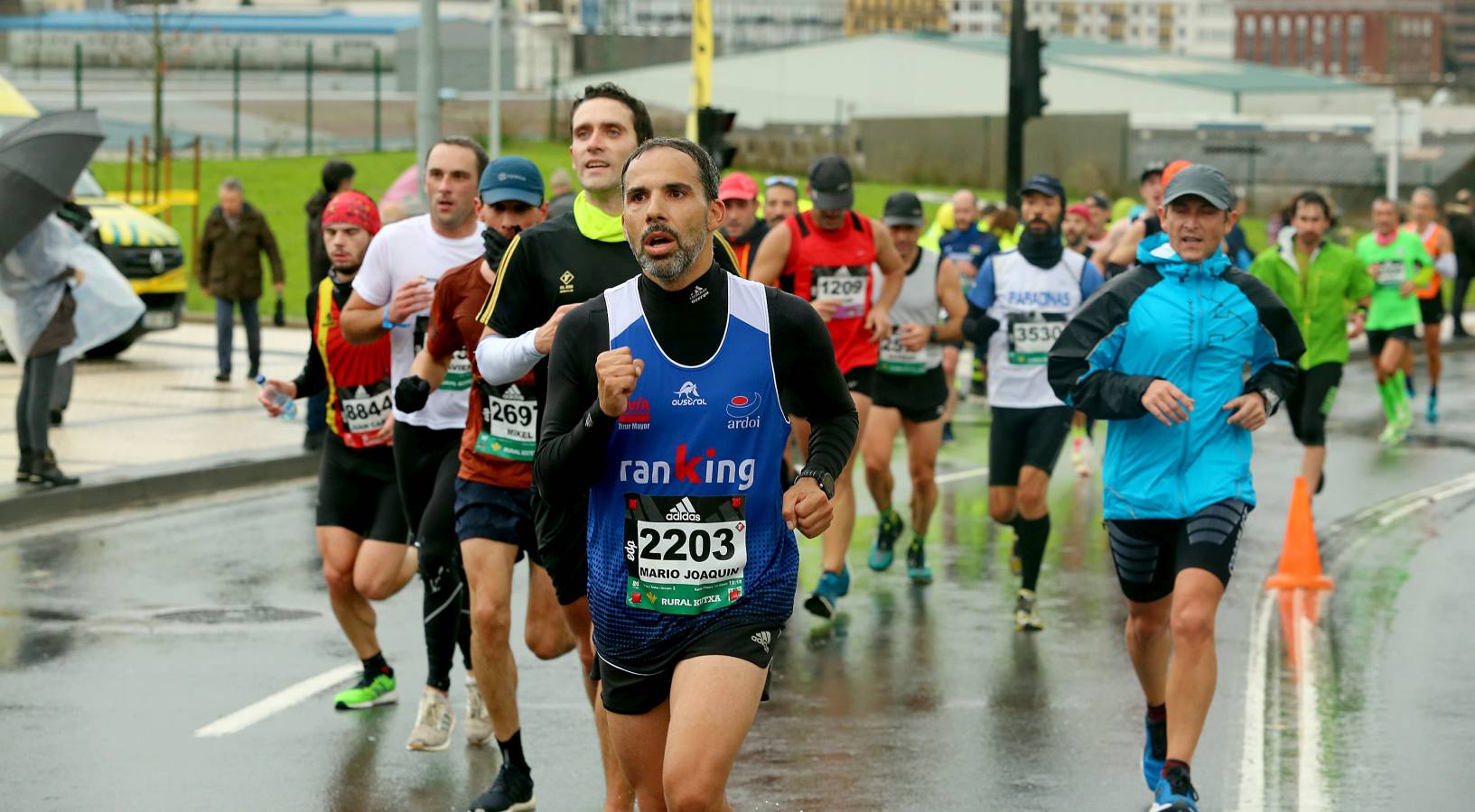 Fotos: Los corredores, a su paso por Pasaia y Herrera en la Behobia - San Sebastián