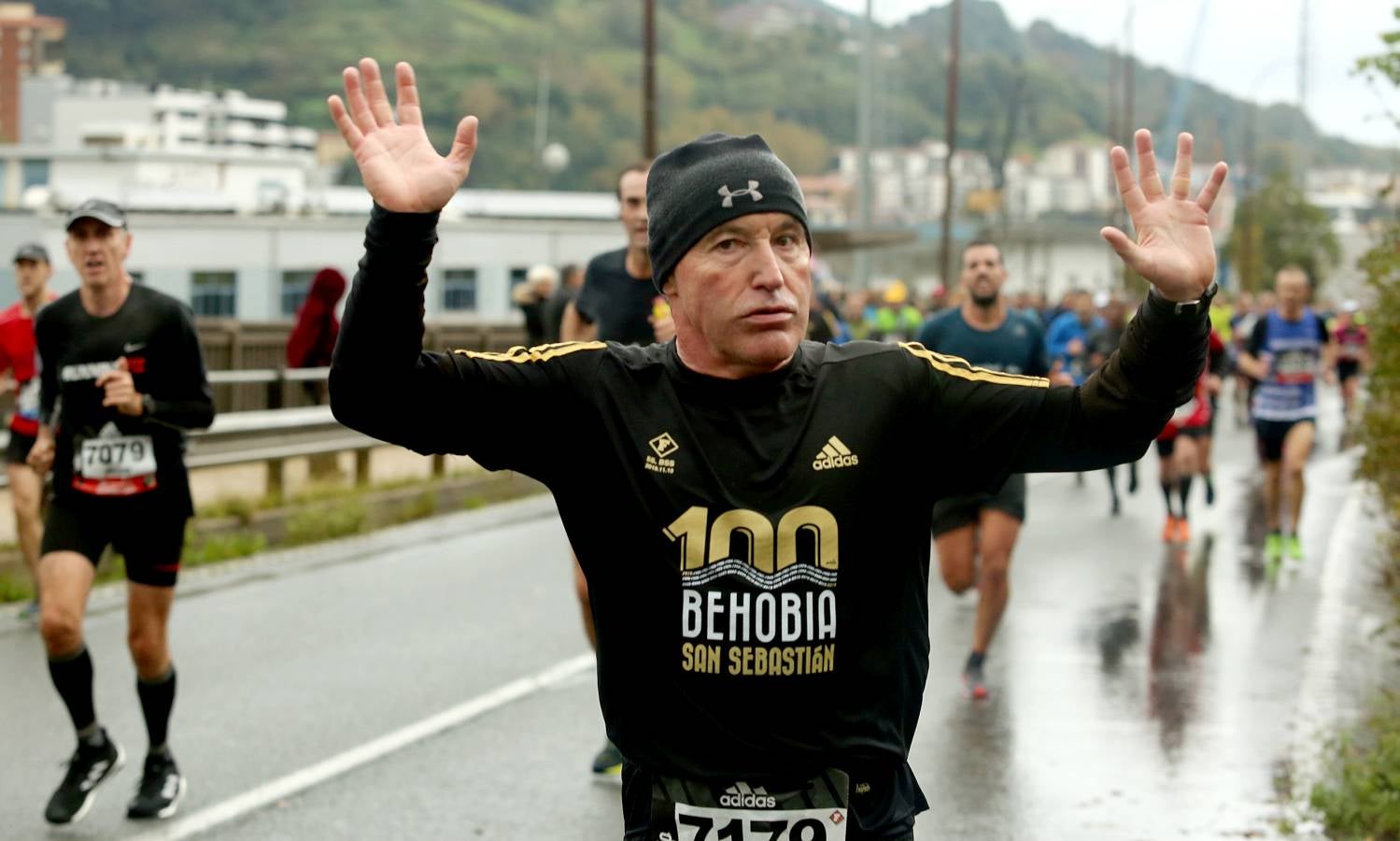 Fotos: Los corredores, a su paso por Pasaia y Herrera en la Behobia - San Sebastián