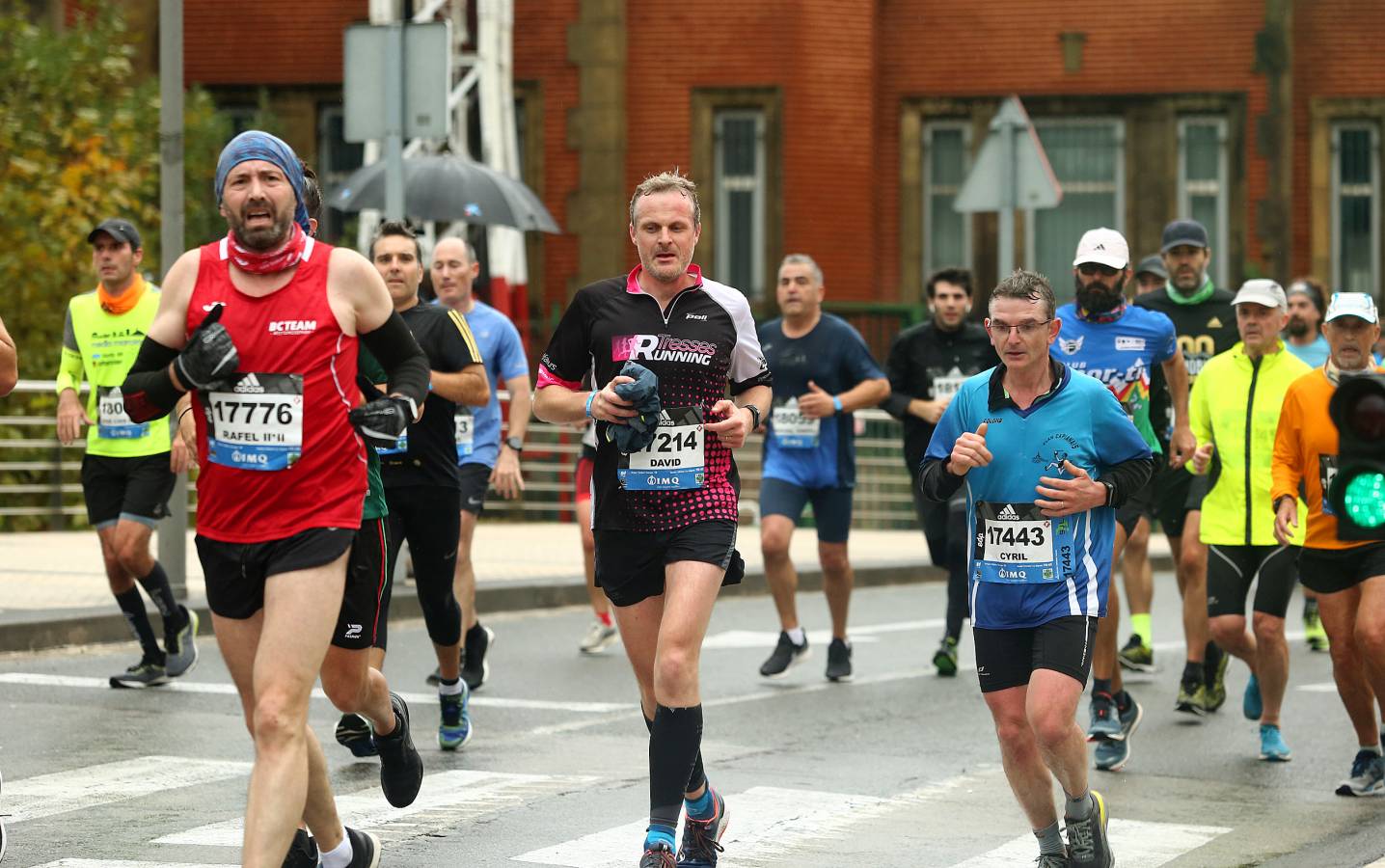 Fotos: Los corredores, a su paso por Pasaia y Herrera en la Behobia - San Sebastián