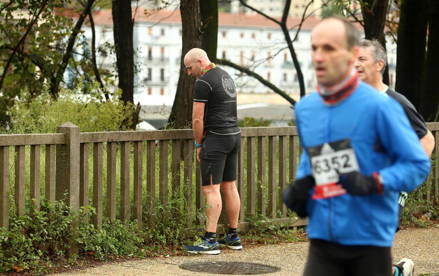 Fotos: Los corredores, a su paso por Pasaia y Herrera en la Behobia - San Sebastián