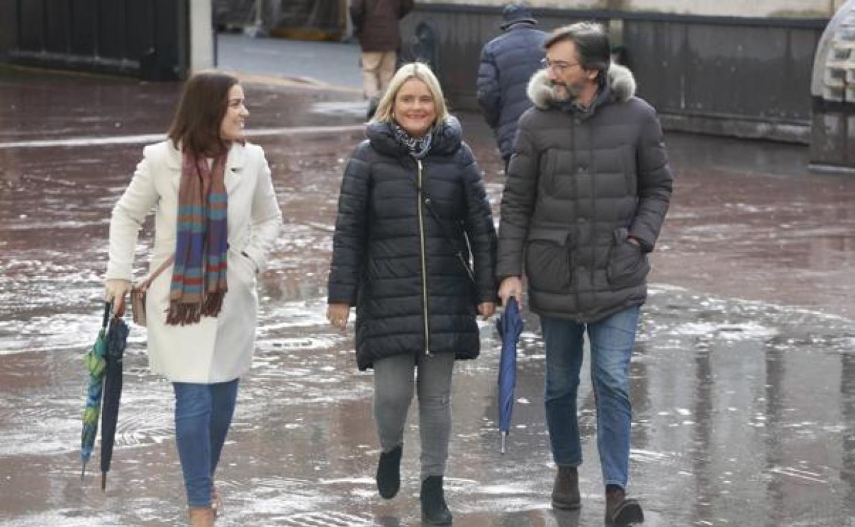 Marimar Blanco acude a un centro de votación junto a Leticia Comerón e Iñaki Oyarzába