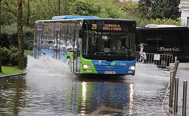 Imagen principal - Gipuzkoa se empapa de lluvia y granizo
