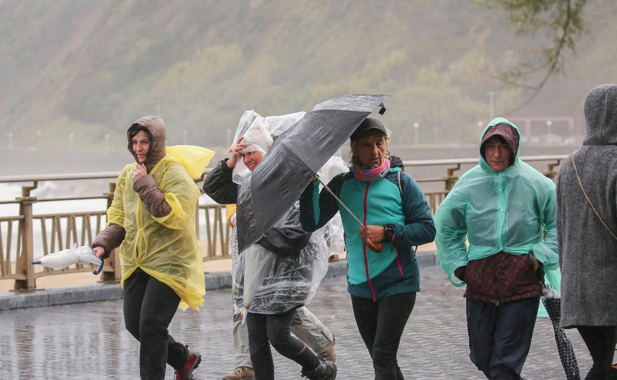Gipuzkoa se empapa de lluvia y granizo