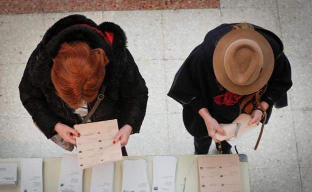 Dos mujeres votan en un colegio electoral de Pamplona.