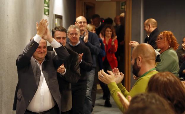 Ortuzar celebra los resultados obtenidos por el PNV.