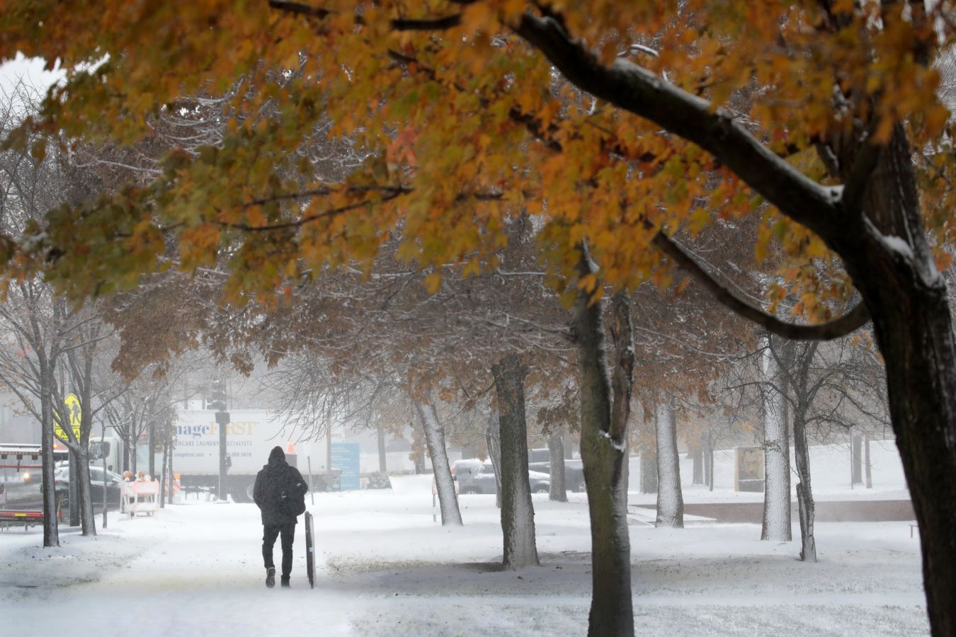 En Chicado el invierno ha llegado en un visto y no visto. La nieve y un descenso de diez grados en los termómetros en 24 horas han dejado una estampa invernal en la ciudad