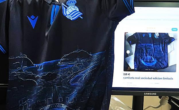 La camiseta 'Reale Arena' junto a uno de los anuncios de venta colgados en Internet.