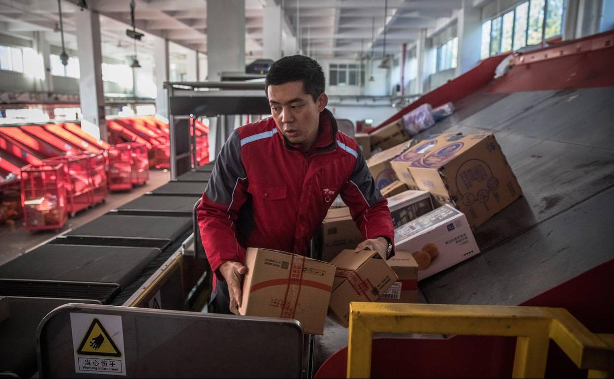 Un trabajador clasifica los paquetes de compras para el Día del Soltero en China.