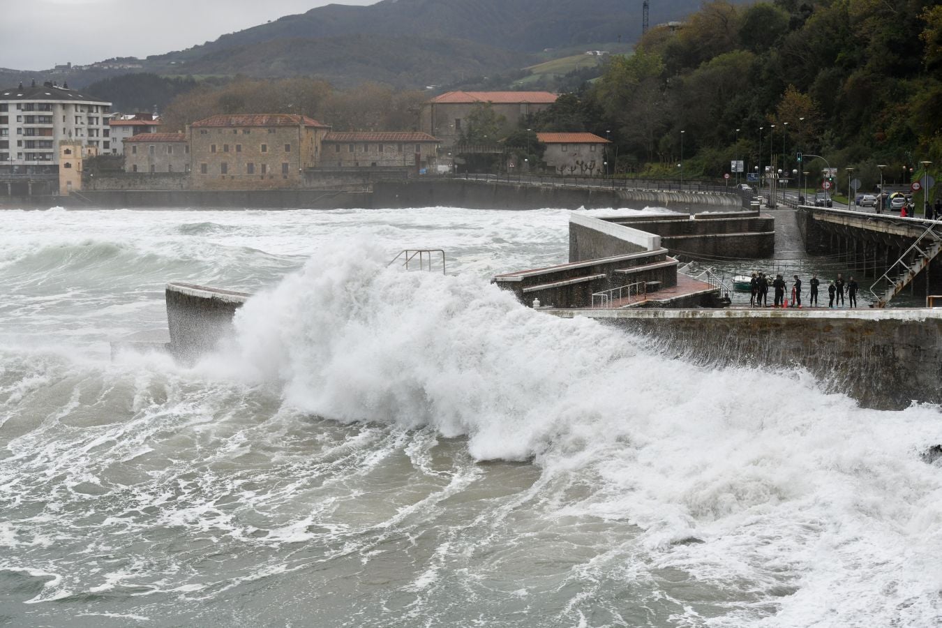 La alerta naranja por olas de más de cuatro ha dejado imágenes espectaculares en la costa guipuzcoana