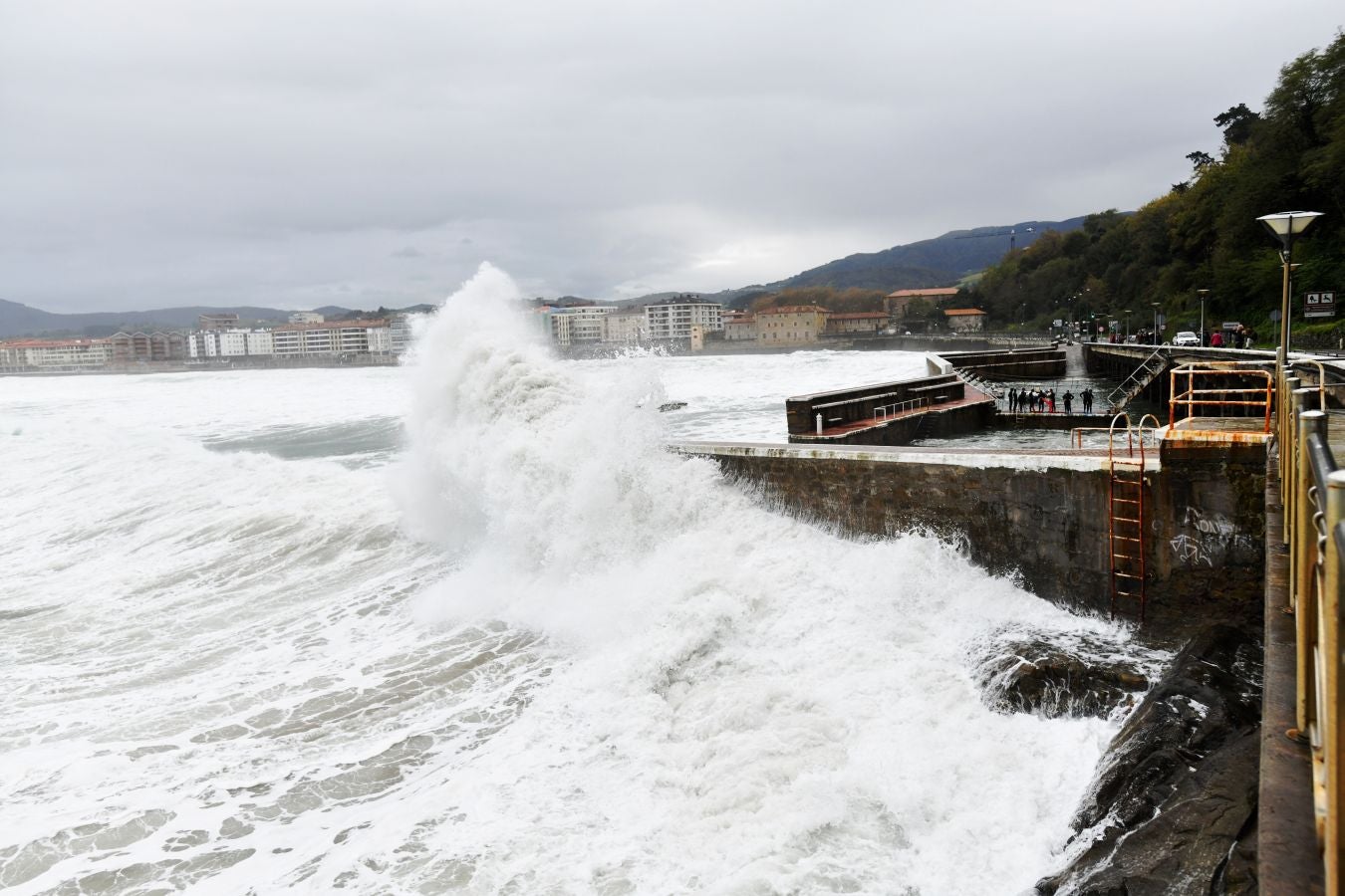 La alerta naranja por olas de más de cuatro ha dejado imágenes espectaculares en la costa guipuzcoana