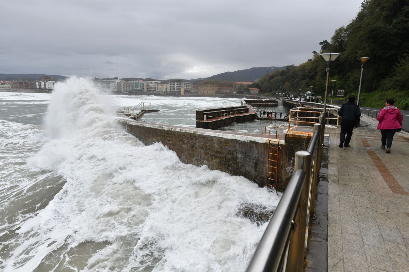 La alerta naranja por olas de más de cuatro ha dejado imágenes espectaculares en la costa guipuzcoana
