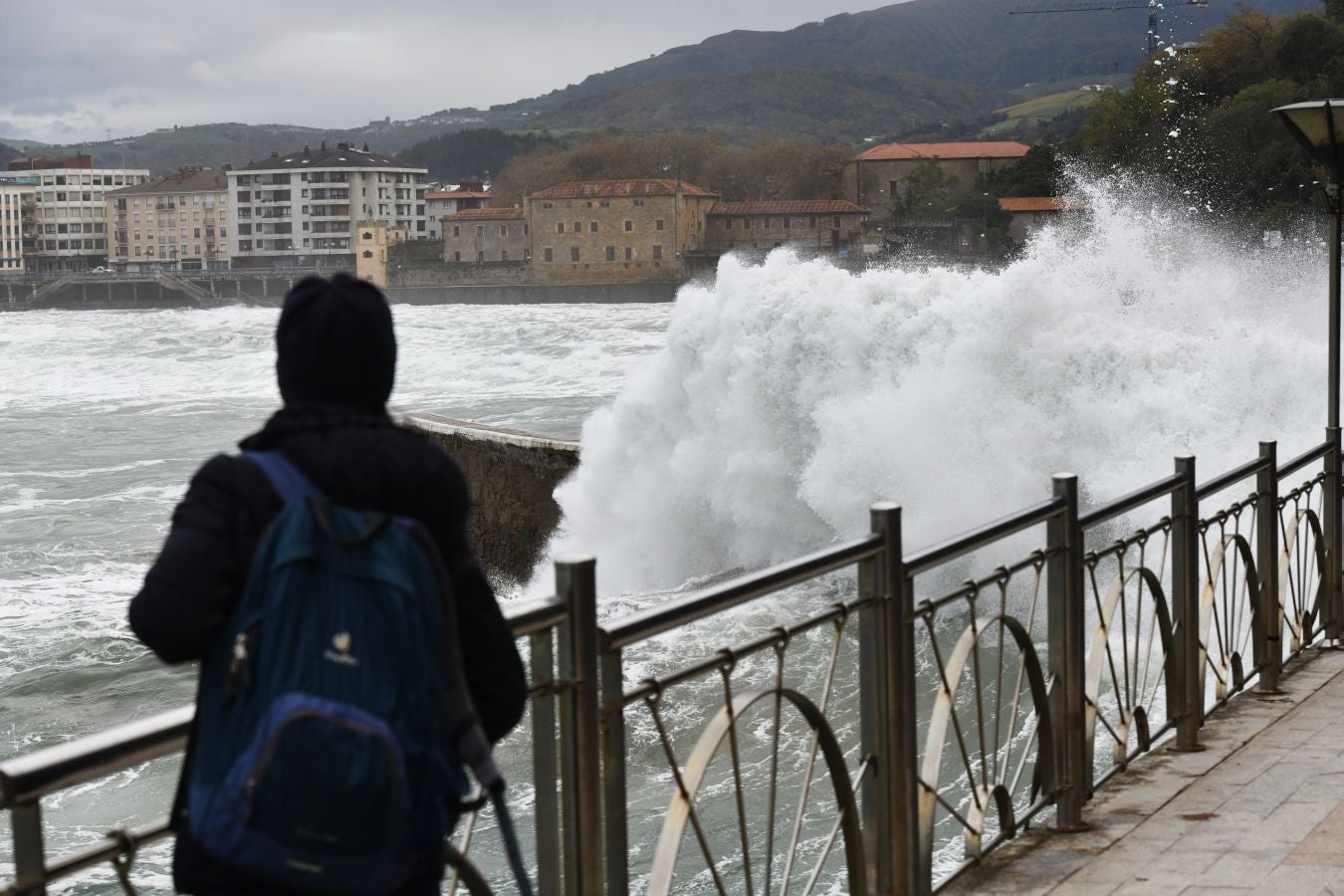 La alerta naranja por olas de más de cuatro ha dejado imágenes espectaculares en la costa guipuzcoana