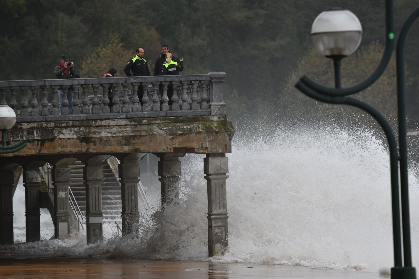 La alerta naranja por olas de más de cuatro ha dejado imágenes espectaculares en la costa guipuzcoana
