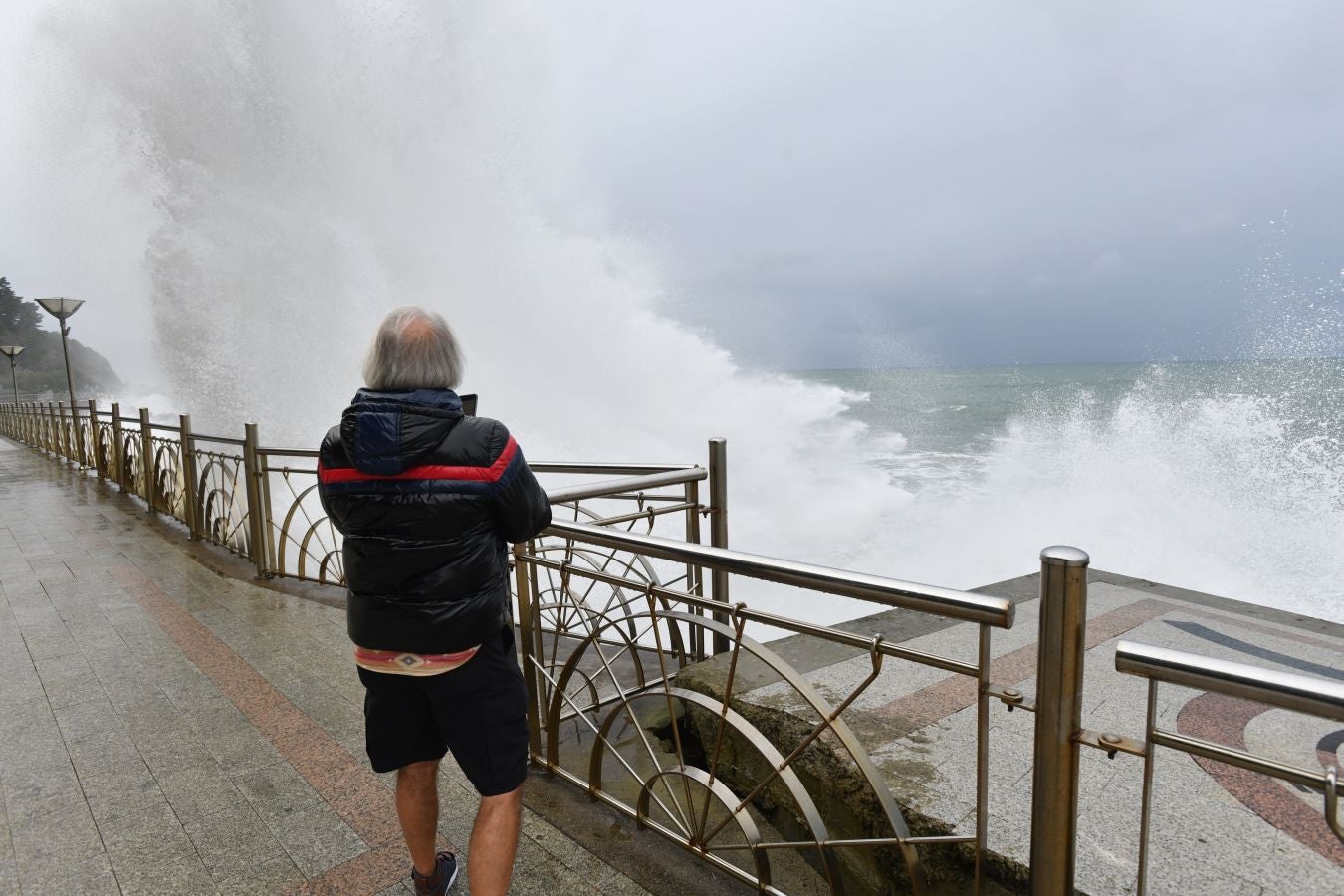 La alerta naranja por olas de más de cuatro ha dejado imágenes espectaculares en la costa guipuzcoana