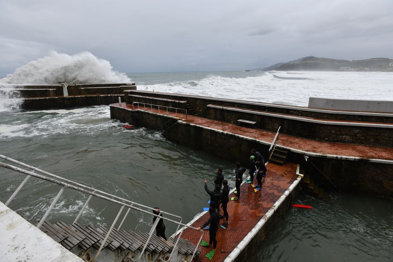 La alerta naranja por olas de más de cuatro ha dejado imágenes espectaculares en la costa guipuzcoana