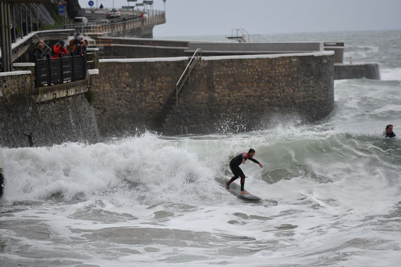 La alerta naranja por olas de más de cuatro ha dejado imágenes espectaculares en la costa guipuzcoana