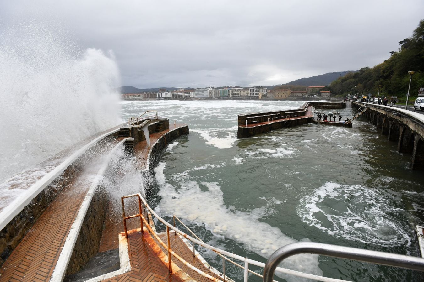 La alerta naranja por olas de más de cuatro ha dejado imágenes espectaculares en la costa guipuzcoana