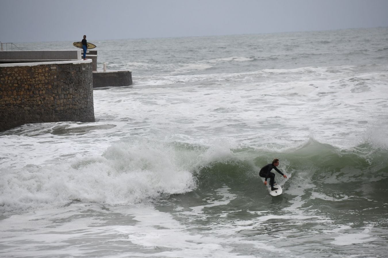 La alerta naranja por olas de más de cuatro ha dejado imágenes espectaculares en la costa guipuzcoana