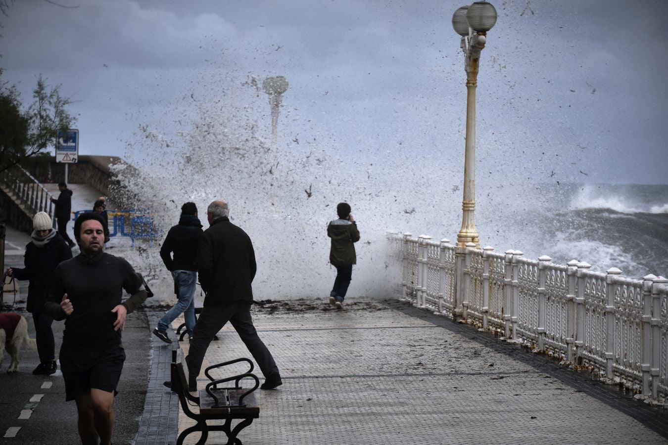 La alerta naranja por olas de más de cuatro ha dejado imágenes espectaculares en la costa guipuzcoana