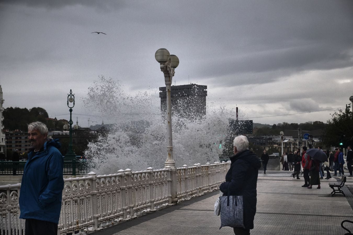 La alerta naranja por olas de más de cuatro ha dejado imágenes espectaculares en la costa guipuzcoana