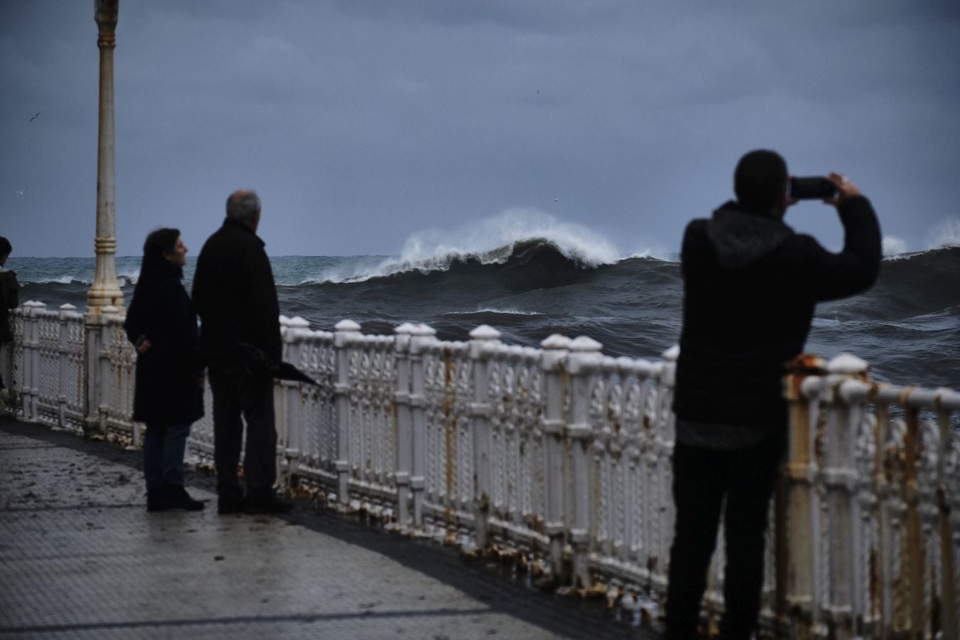 La alerta naranja por olas de más de cuatro ha dejado imágenes espectaculares en la costa guipuzcoana