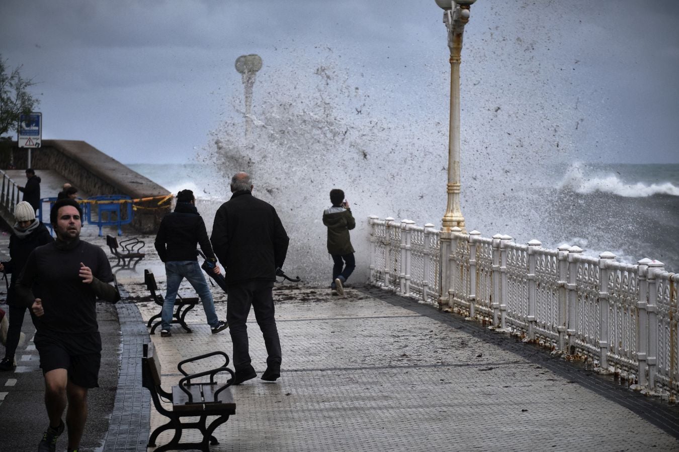 La alerta naranja por olas de más de cuatro ha dejado imágenes espectaculares en la costa guipuzcoana