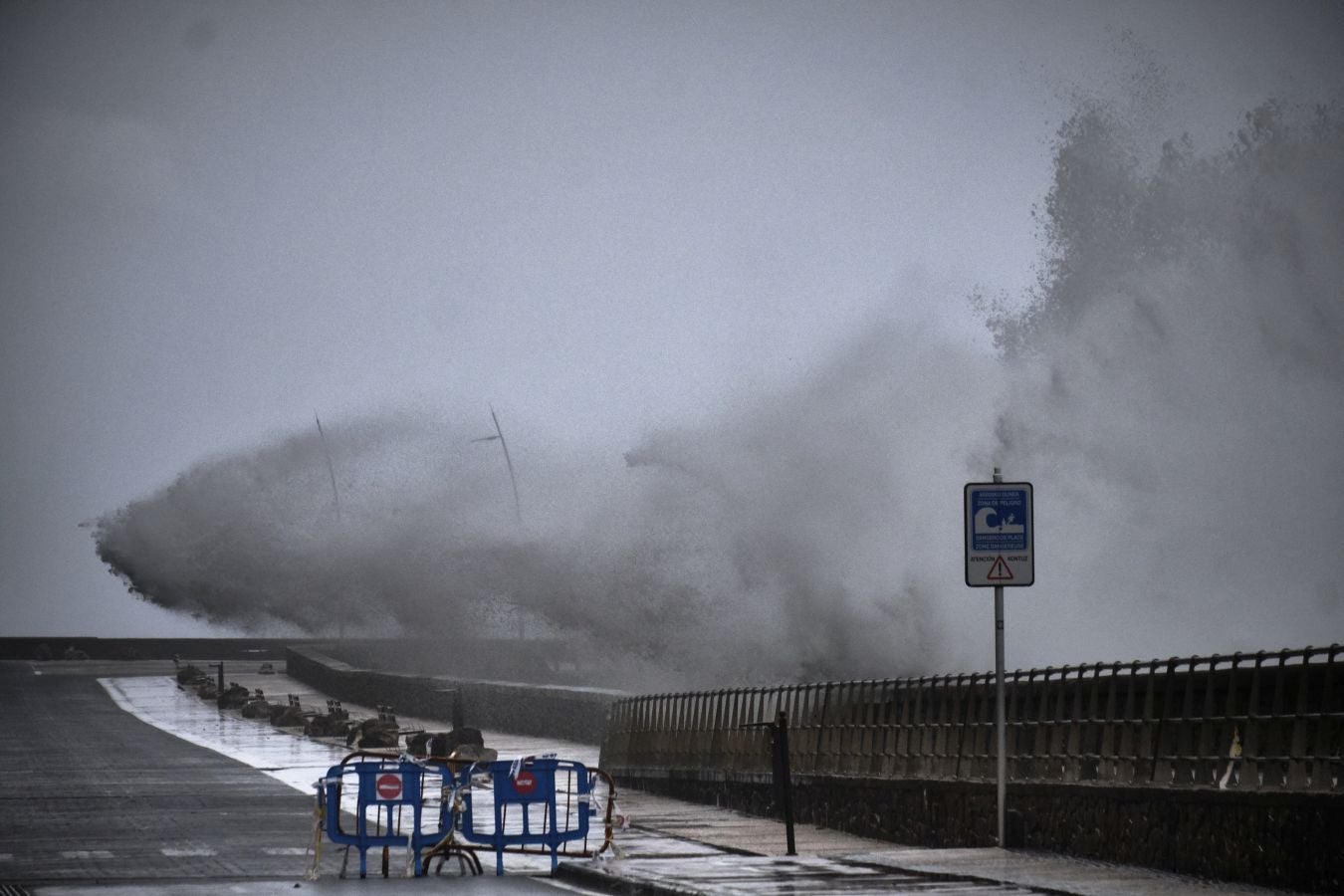 La alerta naranja por olas de más de cuatro ha dejado imágenes espectaculares en la costa guipuzcoana