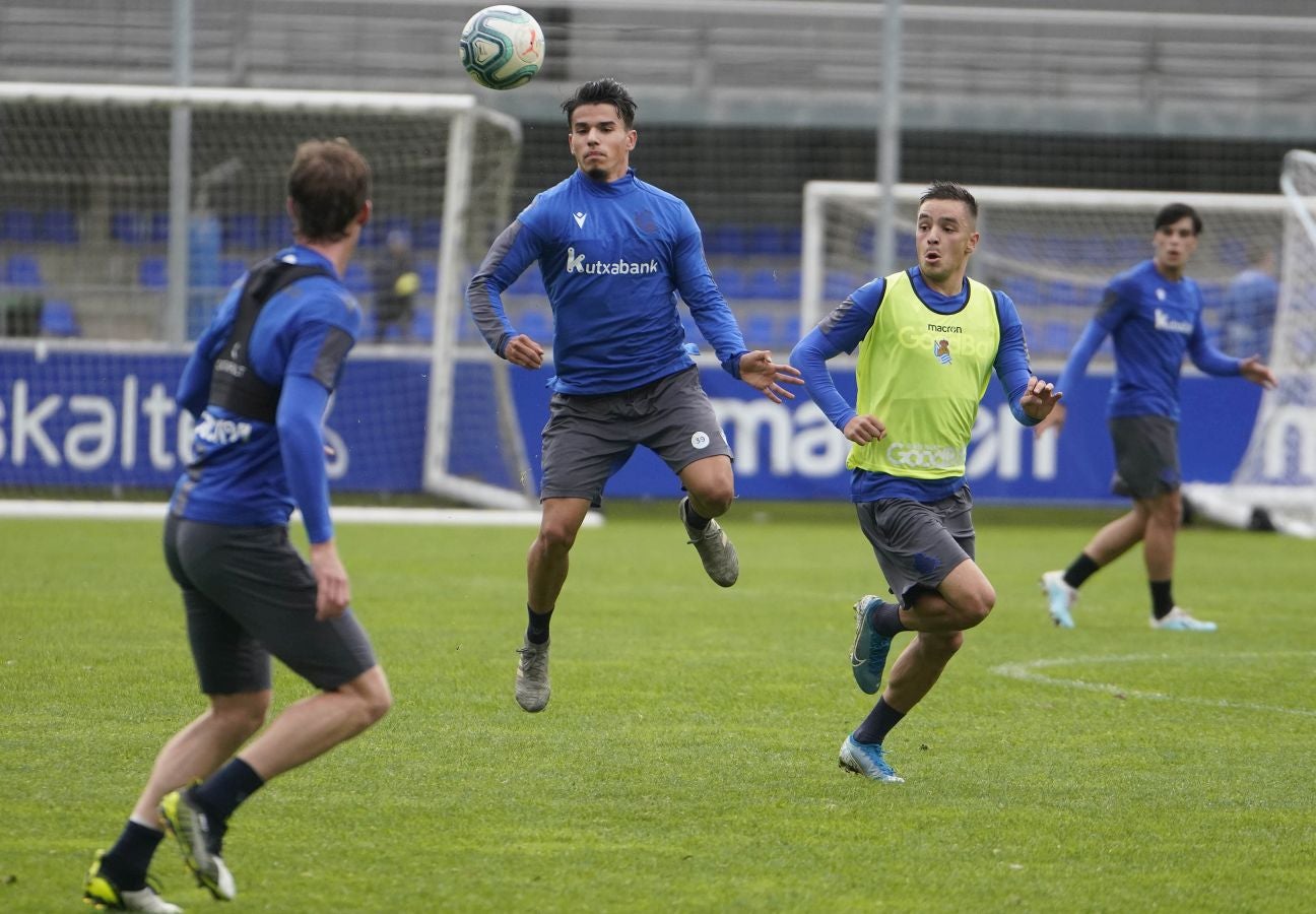Cinco jugadores del Sanse han saltado al césped por la lista de bajas, a las que se suma el lateral navarro Monreal. 