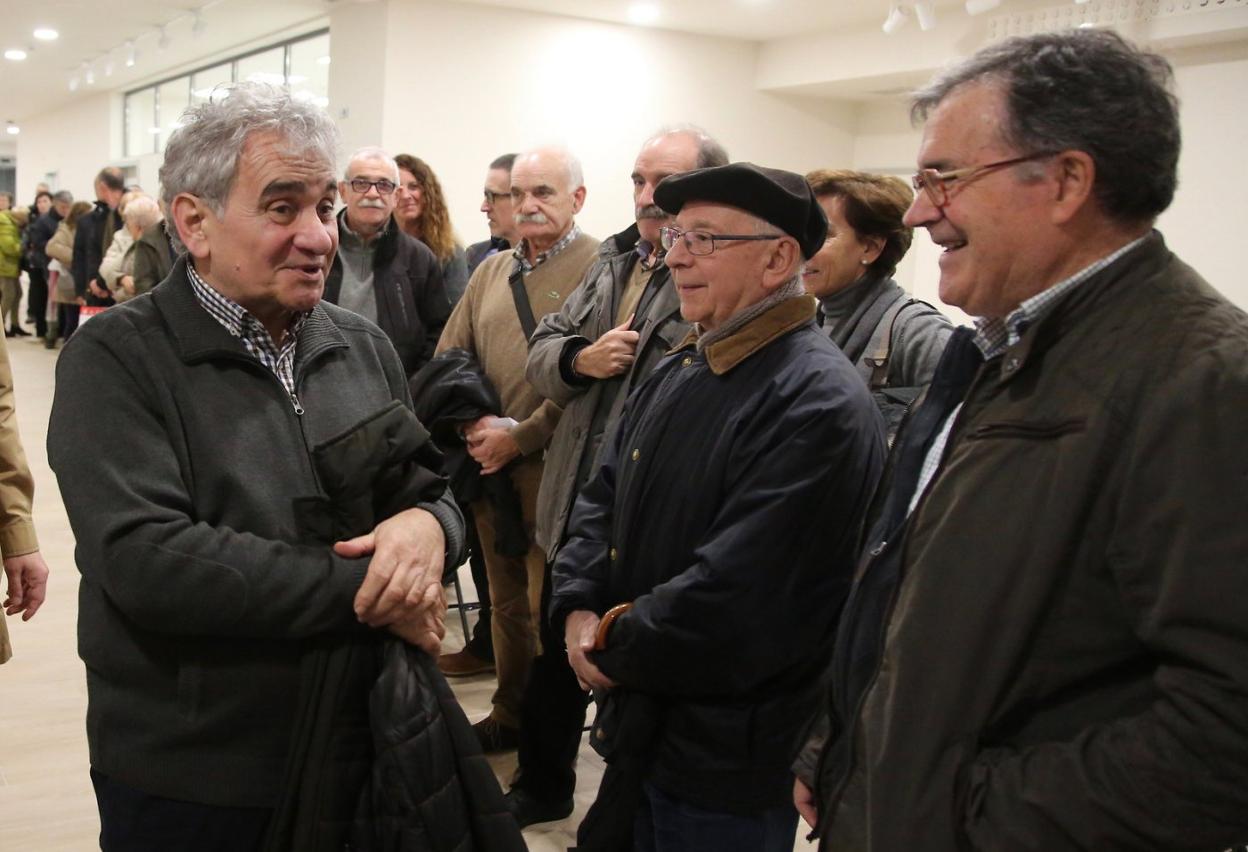 Atxaga saluda a algunos de los asistentes al acto de Literaktum que llenó el centro Ernest Lluch.