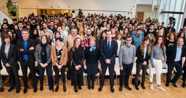 La consejera Arantxa Tapia en primer término y detrás los 400 becarios que ayer se reunieron en el parque tecnológico de Miramón.