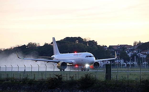 Un nuevo modelo A-320 neo, de la compañía Vueling en el aeropuerto de Hondarribia.