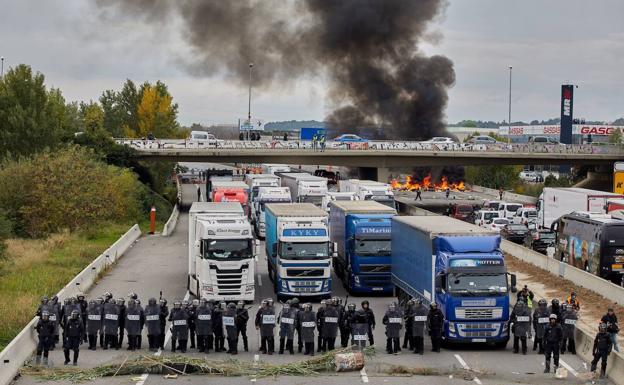 El fuerte dispositivo policial integrado por antidisturbios de los Mossos y de la Policía Nacional que ha conseguido desbloquear la AP-7.