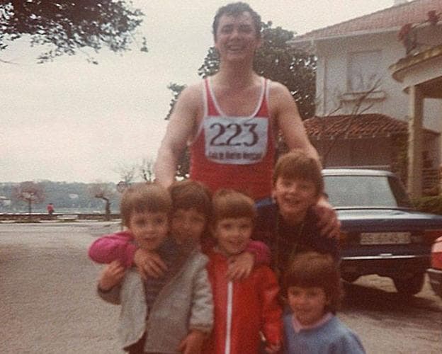 Ignacio Muriel, junto a sus cinco hijos en sus inicios atléticos. 