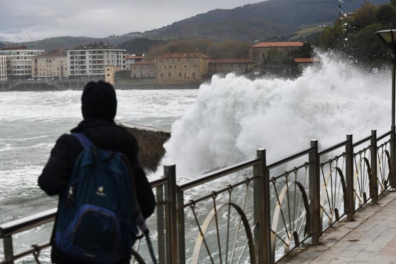 Imagen. Olas en la costa de Gipuzkoa. 