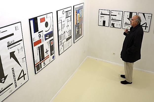 Un hombre contempla varias obras de 'Bauhaus 100', la exposición de grabados que José Luis Lanzagorta presenta en la galería Ekain.