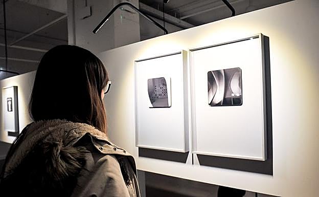 Exposición de Aitor Ortiz sobre la arquitectura de Gaudí en Tabakalera