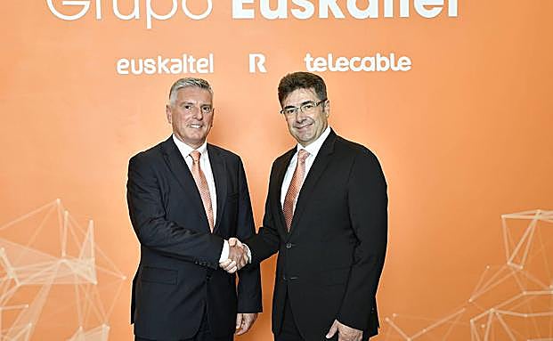Xabier Iturbe Otaegi (i), presidente no ejecutivo del Grupo Euskaltel, dando la mano a José Miguel García, consejero delegado de Euskaltel.