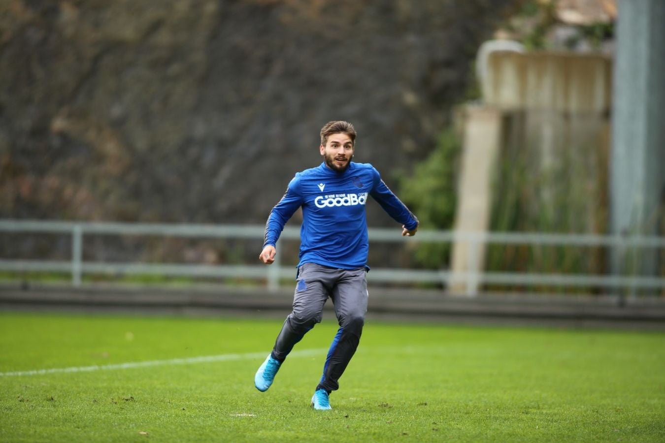 Moyá, Remiro, Zubiaurre, Llorente, Zaldua, Monreal, Merino, Zurutuza, Zubeldia, Portu y Willian José han saltado al verde. 
