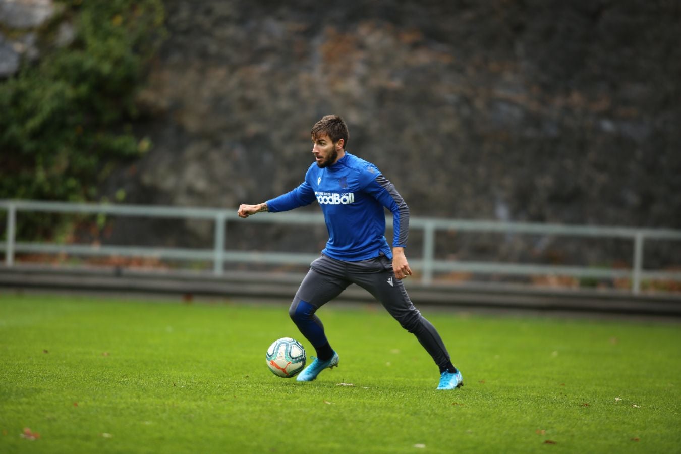 Moyá, Remiro, Zubiaurre, Llorente, Zaldua, Monreal, Merino, Zurutuza, Zubeldia, Portu y Willian José han saltado al verde. 
