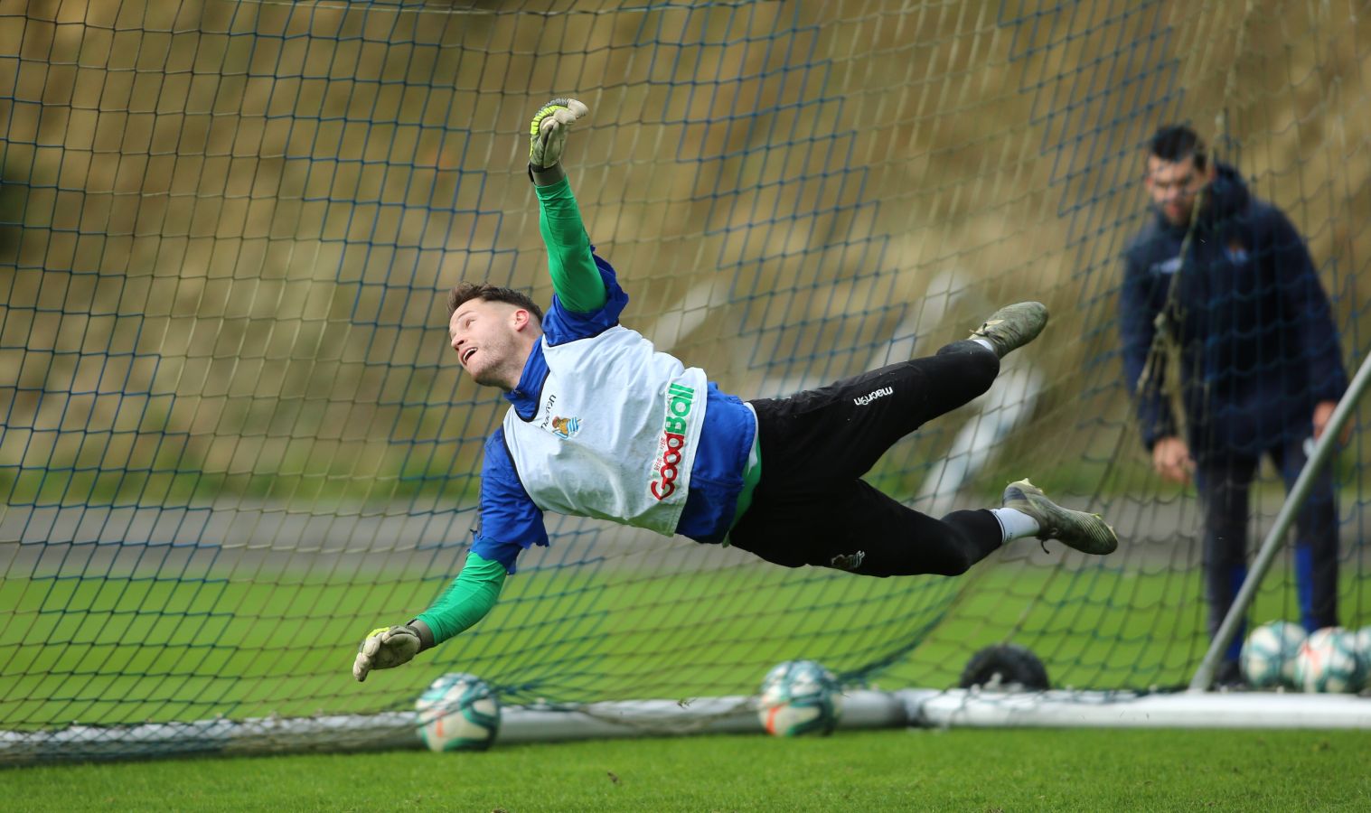 Moyá, Remiro, Zubiaurre, Llorente, Zaldua, Monreal, Merino, Zurutuza, Zubeldia, Portu y Willian José han saltado al verde. 