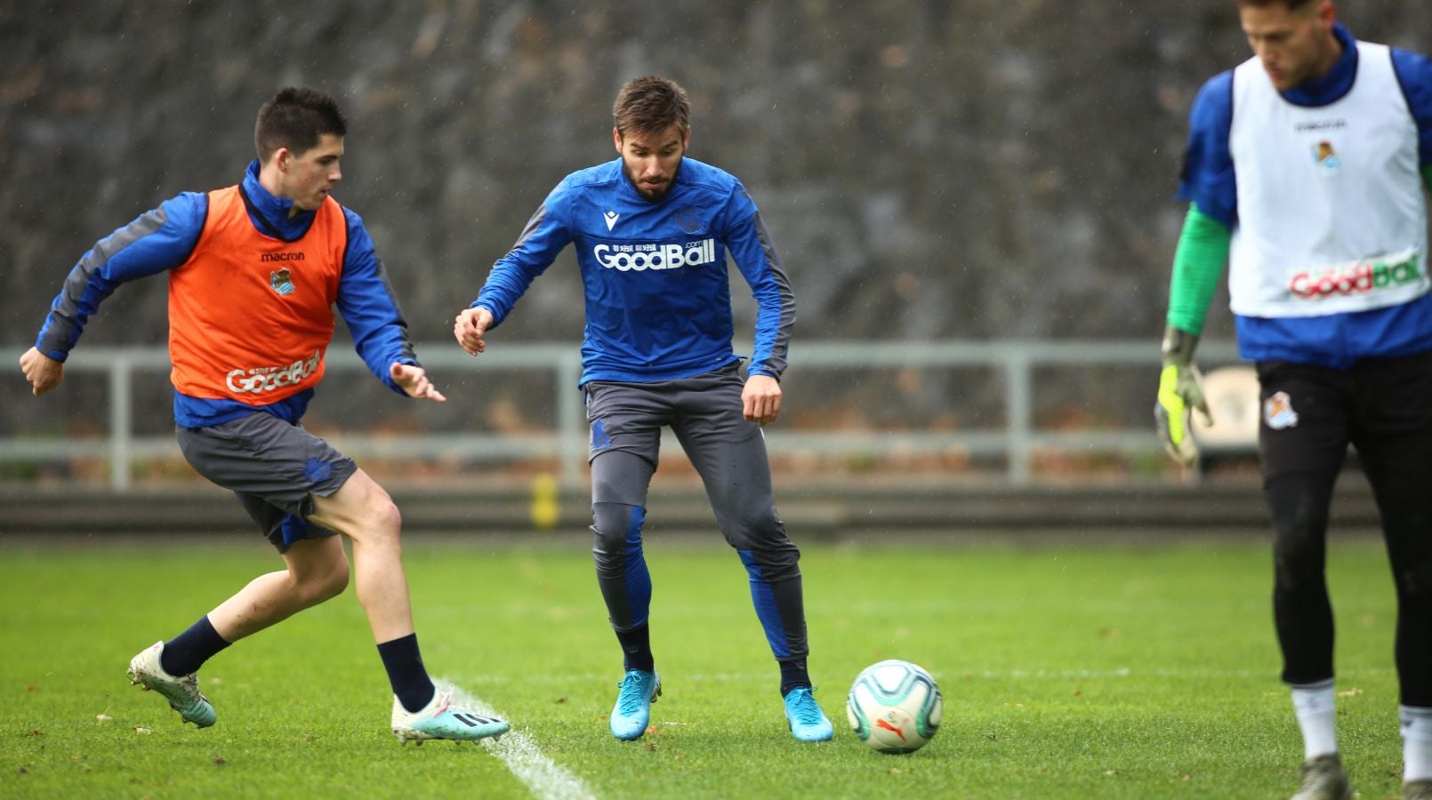 Moyá, Remiro, Zubiaurre, Llorente, Zaldua, Monreal, Merino, Zurutuza, Zubeldia, Portu y Willian José han saltado al verde. 
