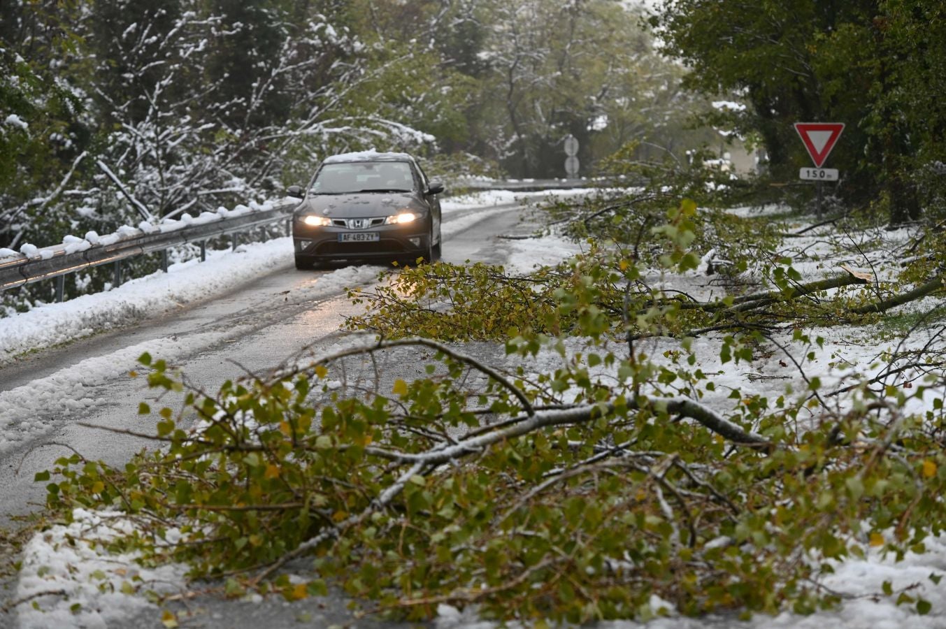 El invierno se asoma ya a algunas localidades de Francia. Cerca de Tournon-sur-Rhône, una localidad al Este de Francia, están en alerta por nieve y hielo. También pueden producirse aguaceros, con el consiguiente riesgo de inundaciones