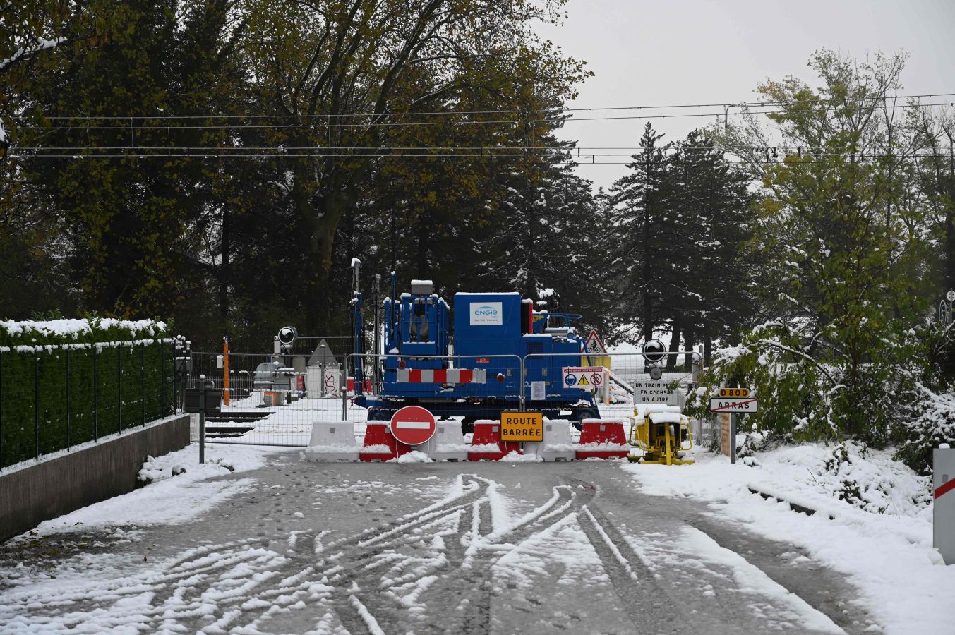El invierno se asoma ya a algunas localidades de Francia. Cerca de Tournon-sur-Rhône, una localidad al Este de Francia, están en alerta por nieve y hielo. También pueden producirse aguaceros, con el consiguiente riesgo de inundaciones