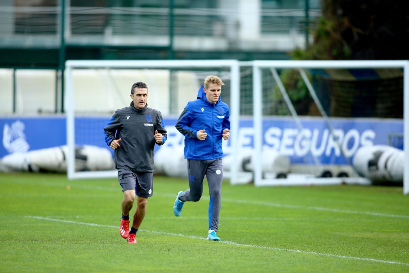 El centrocampista noruego de la Real Sociedad ha reaparecido en el entrenamiento matinal tocando balón y corriendo por el José Luis Orbegozo